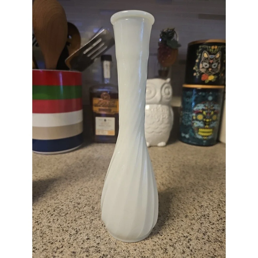 Set‎ Of 2 Vintage White Milk Glass Vases